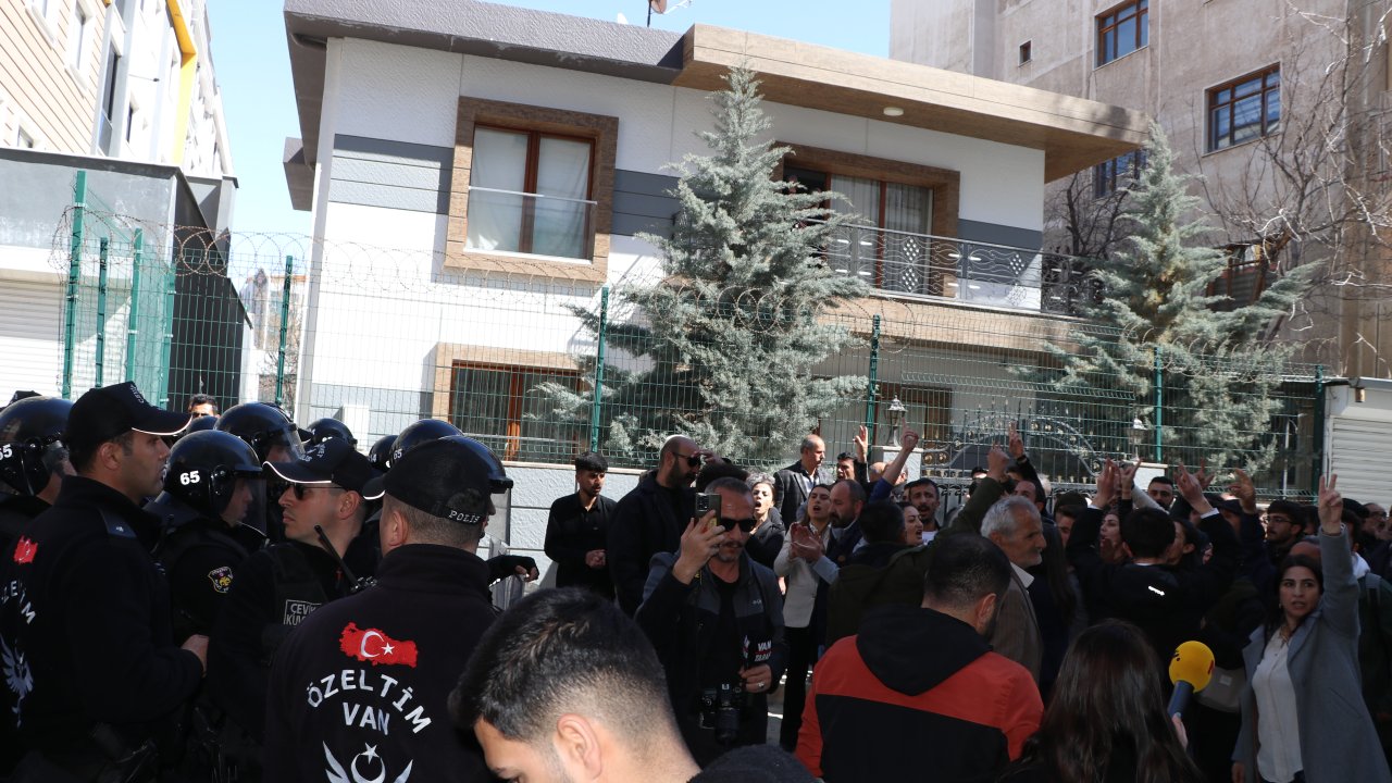 Van'da DEM Parti binası önünde Abdullah Zeydan protestosu: 'Kayyumlar bizi yıldıramaz'