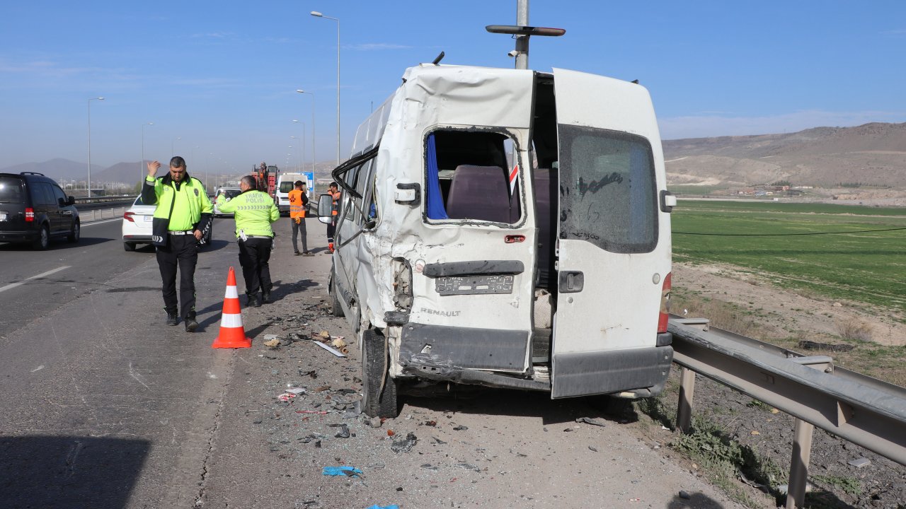 Kamyon, servis minibüslerine çarptı: 10 işçi yaralı