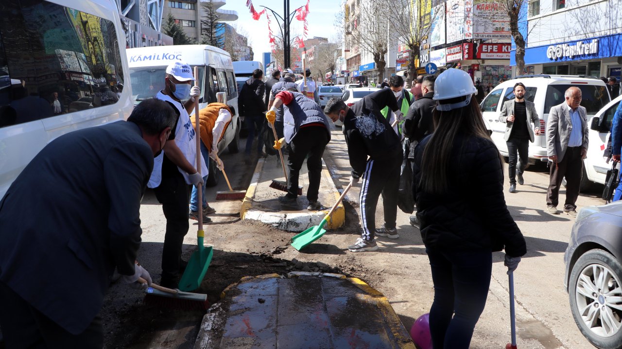 Van'da olaylar sona erdi: Yapılan çağrılarla sokaklar temizlenmeye başlandı