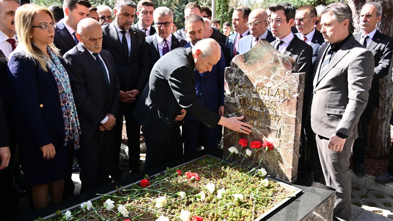 MHP lideri Bahçeli'den Alparslan Türkeş'in mezarına ziyaret
