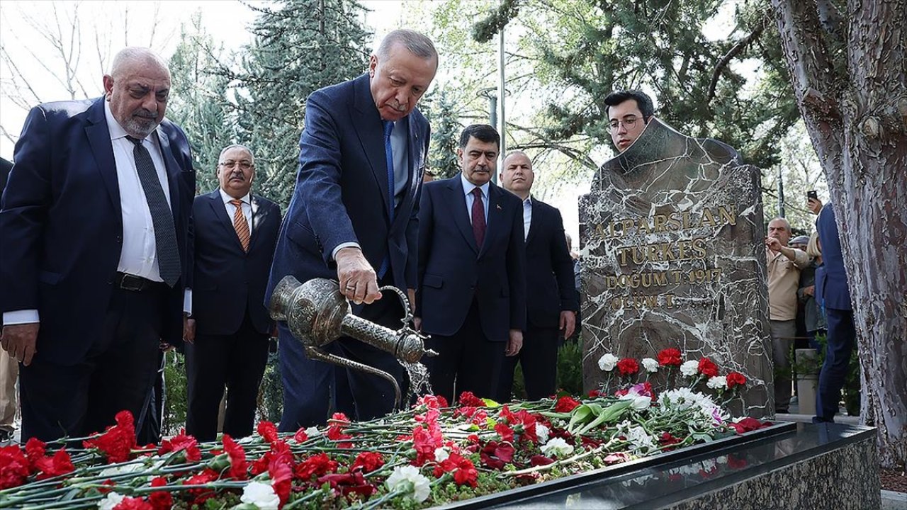 Cumhurbaşkanı Erdoğan'dan Alparslan Türkeş'in kabrine ziyaret