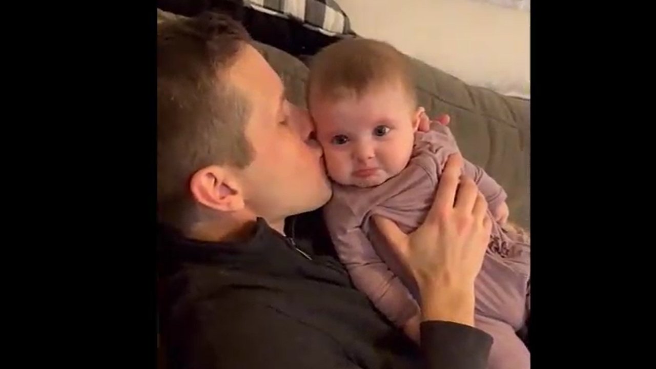 Öpücüklere boğulunca duygusallaşan minik bebeğin görüntüleri viral oldu!
