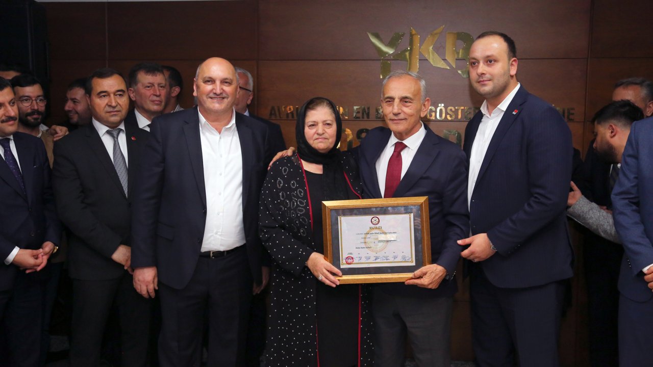 Küçükçekmece Belediye Başkanı Kemal Çebi, mazbatasını aldı