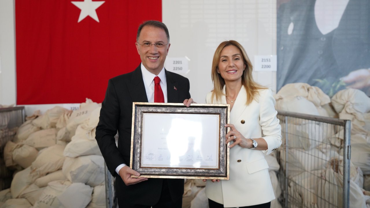 Beylikdüzü'nde Mehmet Murat Çalık mazbatasını aldı: 'Rotamız Cumhuriyet pusulamız Atatürk'