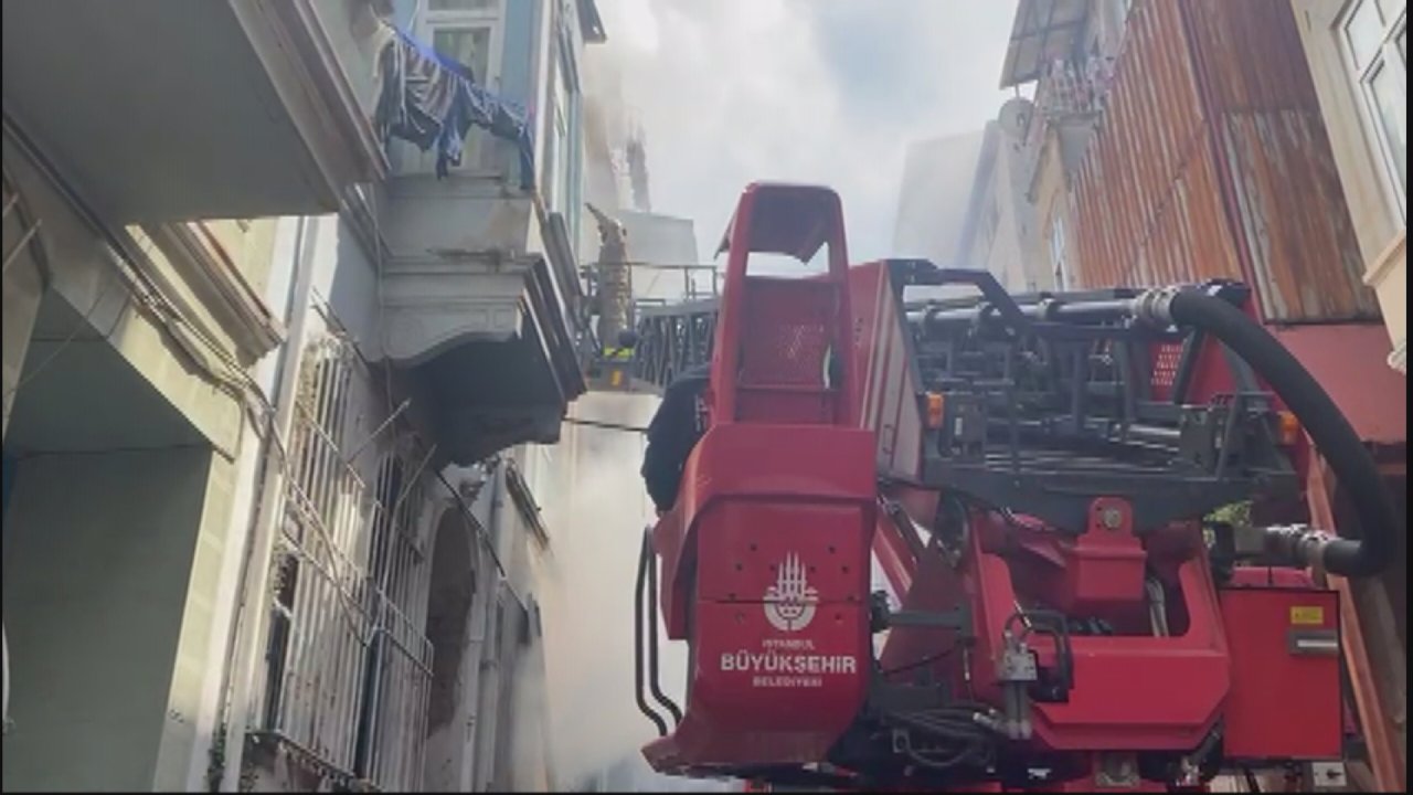 İstanbul'da yangın paniği: Alevler bitişikteki binalara sıçradı