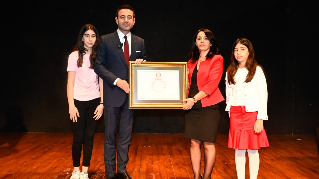 Beşiktaş Belediye Başkanı Rıza Akpolat mazbatasını aldı
