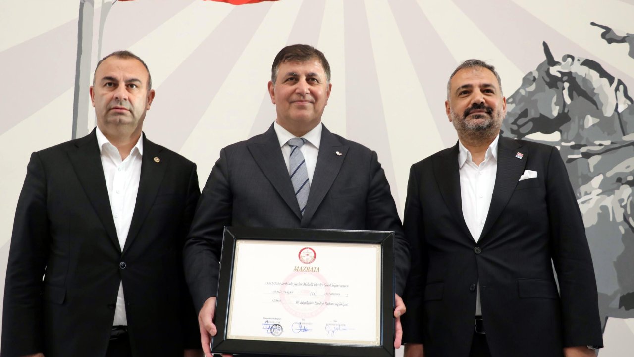 İzmir Büyükşehir Belediye Başkanı Cemil Tugay, mazbatasını aldı: 'Güzel bir başlangıç olsun'