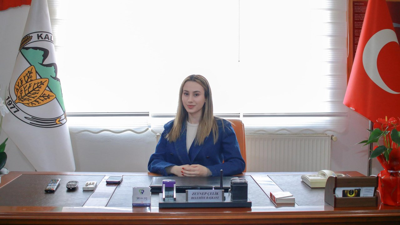 Türkiye'nin en genç belediye başkanı Zeynep Çelik, mazbatasını alarak göreve başladı