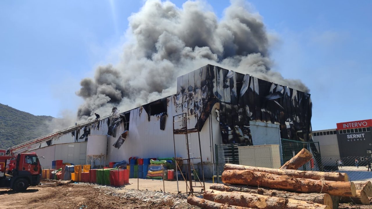 Burdur'da fabrika yangını: Alevler kısa sürede yayıldı