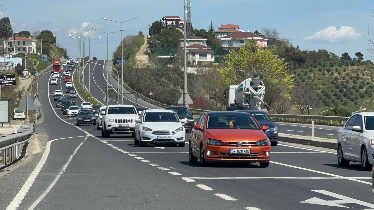 İstanbul-Tekirdağ kara yolunda bayram yoğunluğu: Uzun araç kuyruğu oluştu