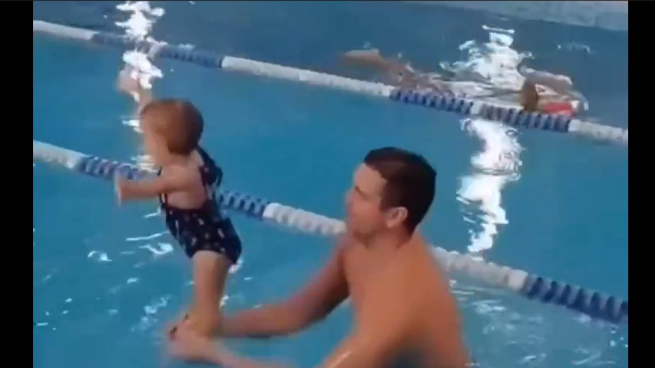 Babasıyla yüzme öğrenen minik bebeğin sevimli halleri…