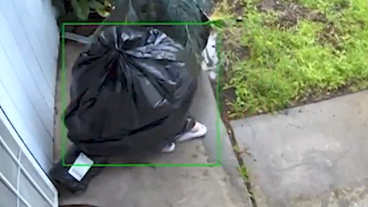 Çöp poşeti kılığına giren kargo hırsızı güvenlik kamerasına yakalandı!