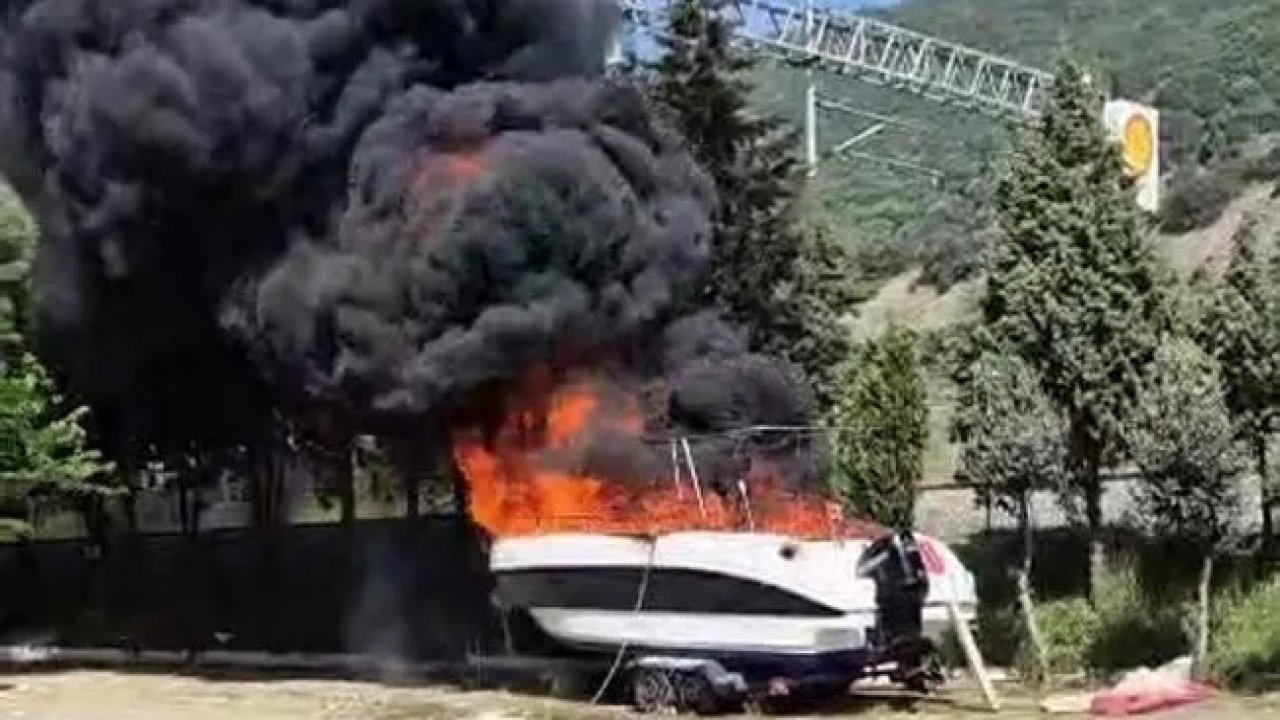 Site içinde park halinde olan tekne yandı