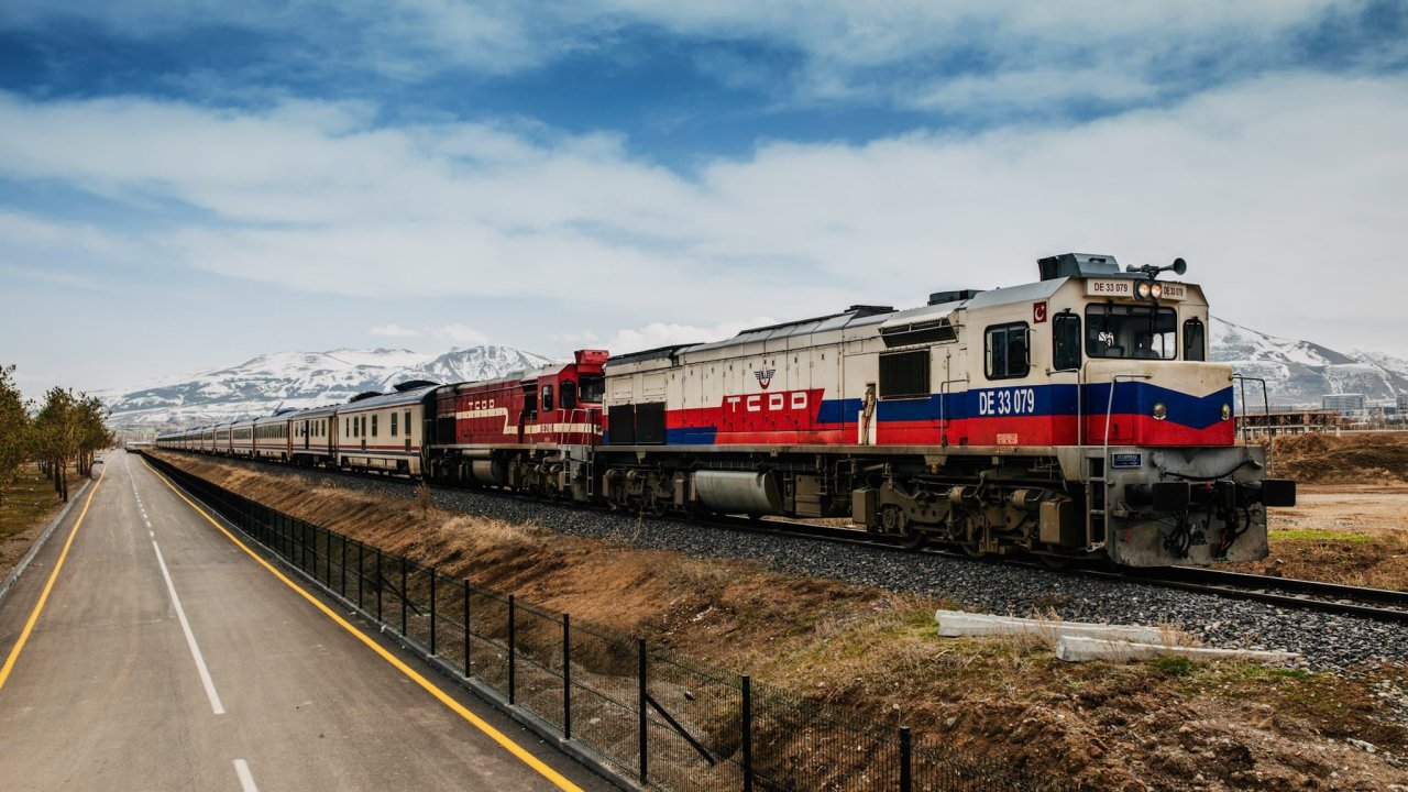 Bakan Uraloğlu tarih vererek açıkladı: Diyarbakır ve Tatvan’a iki yeni ‘turistik’ tren seferi başlıyor