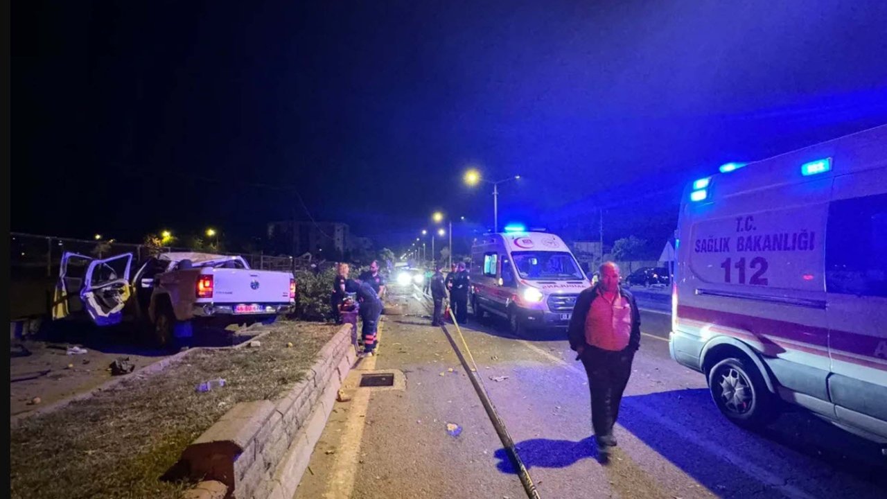 Refüje çarpan kamyonet takla attı: Sürücü kursu eğitmeni öldü, 3 kişi yaralandı