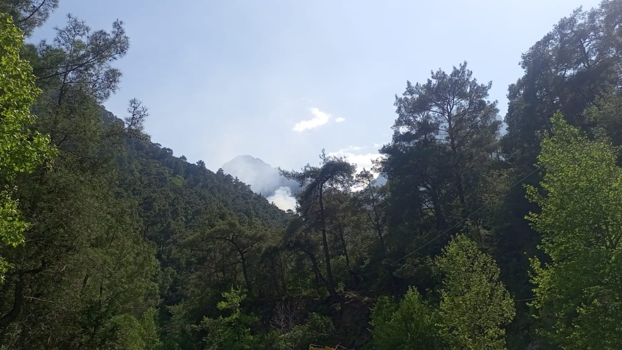 Antalya'daki orman yangını kontrol altında: Mahsur kalan 4 turist kurtarıldı