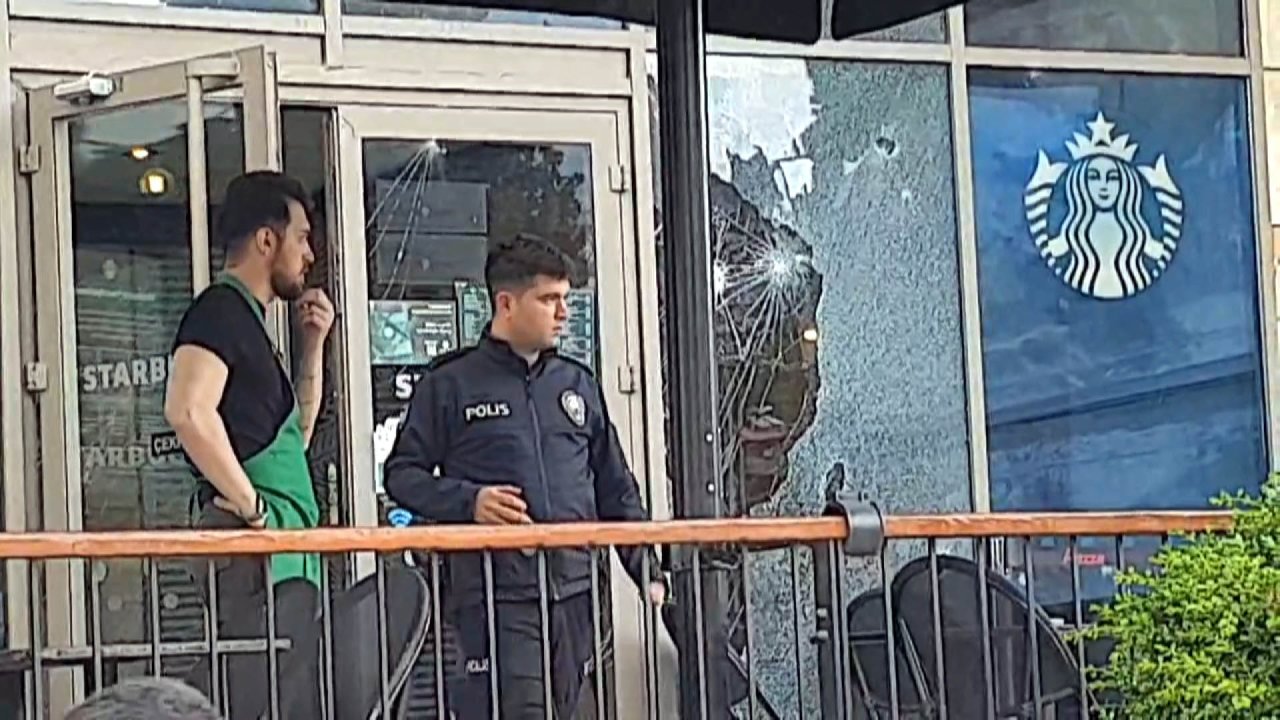 Starbucks şubesine saldırıda gözaltılar