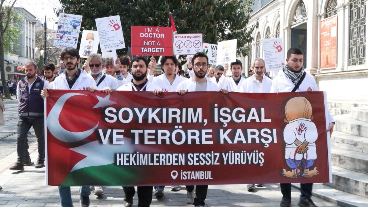 İstanbul'da hekimler Gazze'ye destek için 'sessiz' yürüyüş yaptı