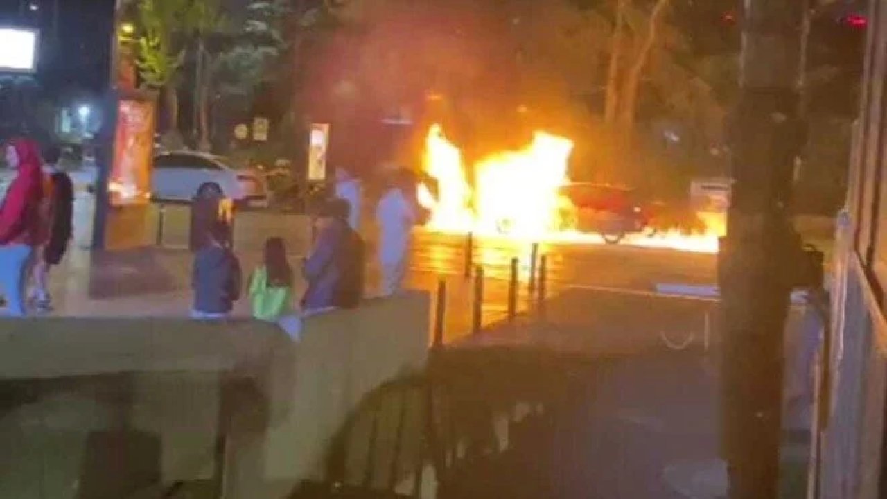 Kadıköy'de 2 otomobil yandı, araç sahipleri birbirine girdi