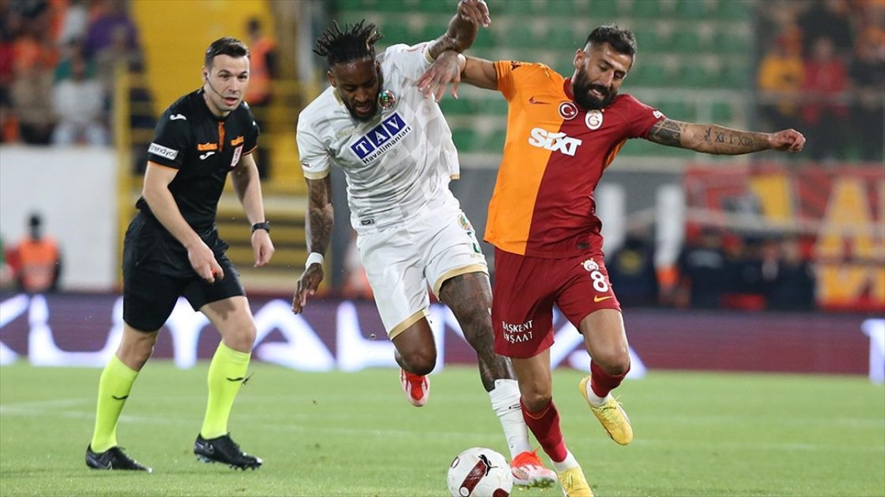 Galatasaray, Antalya'da farklı kazandı