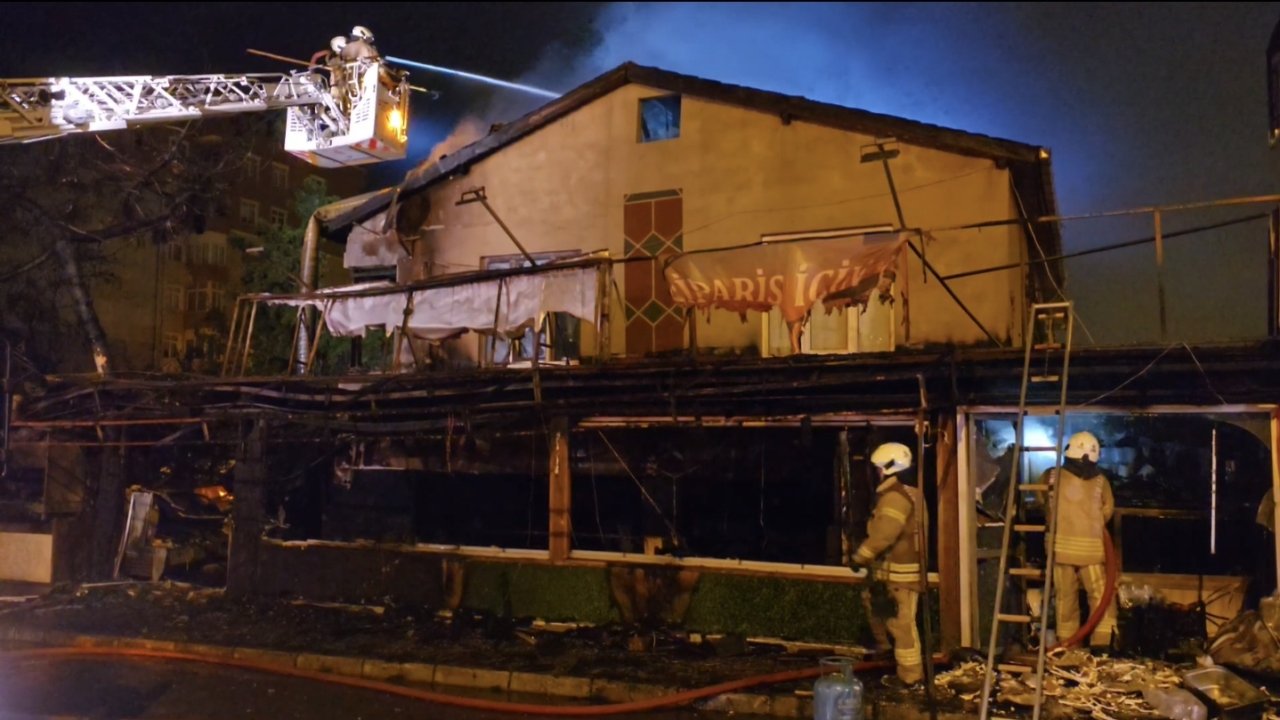Restoranda başlayan yangın, otomobile ve bitişiğindeki binaya sıçradı