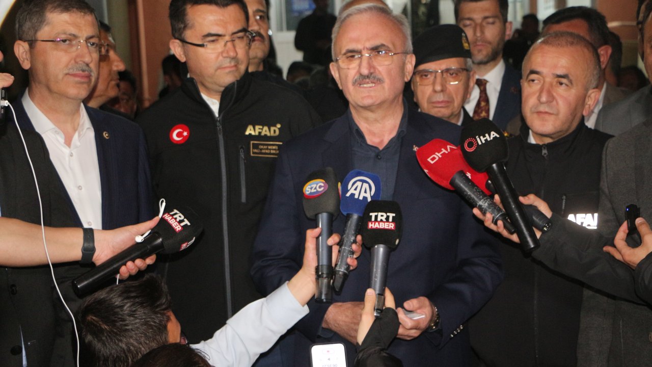 İçişleri Bakan Yardımcısı Münir Karaloğlu basın açıklaması sırasında depreme yakalandı