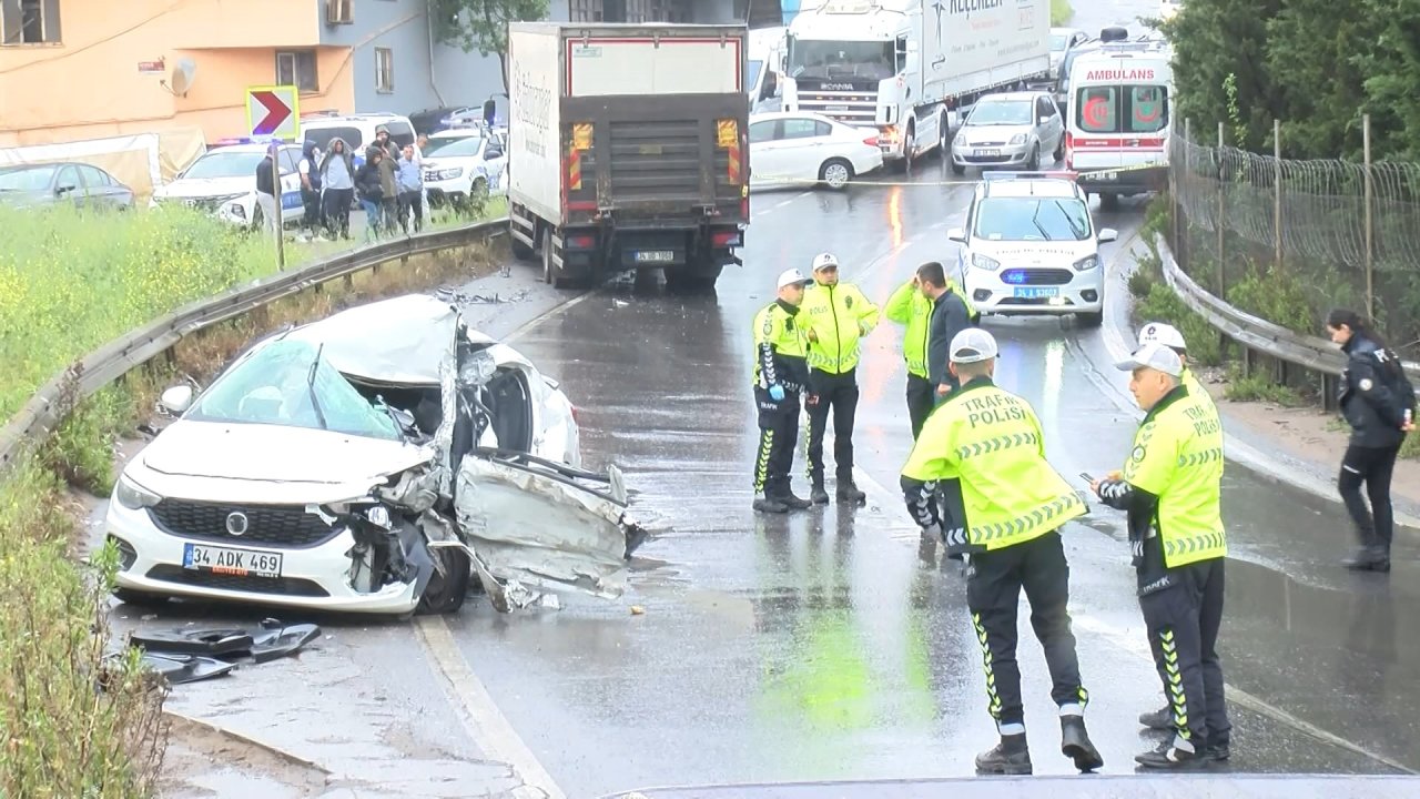 İstanbul Sultanbeyli'de kamyonla otomobil çarpıştı: Ölü ve yaralılar var!