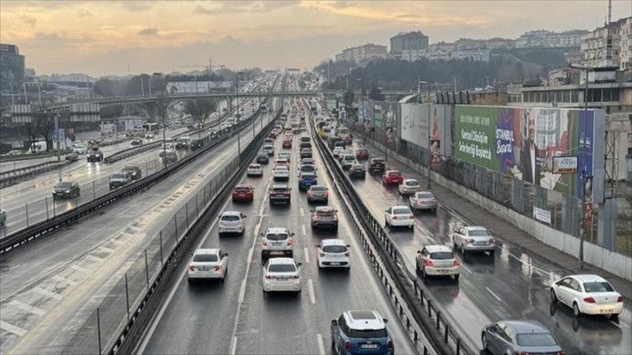 İstanbul'da haftanın son iş gününde trafik yoğunluğu yüzde 81'e ulaştı