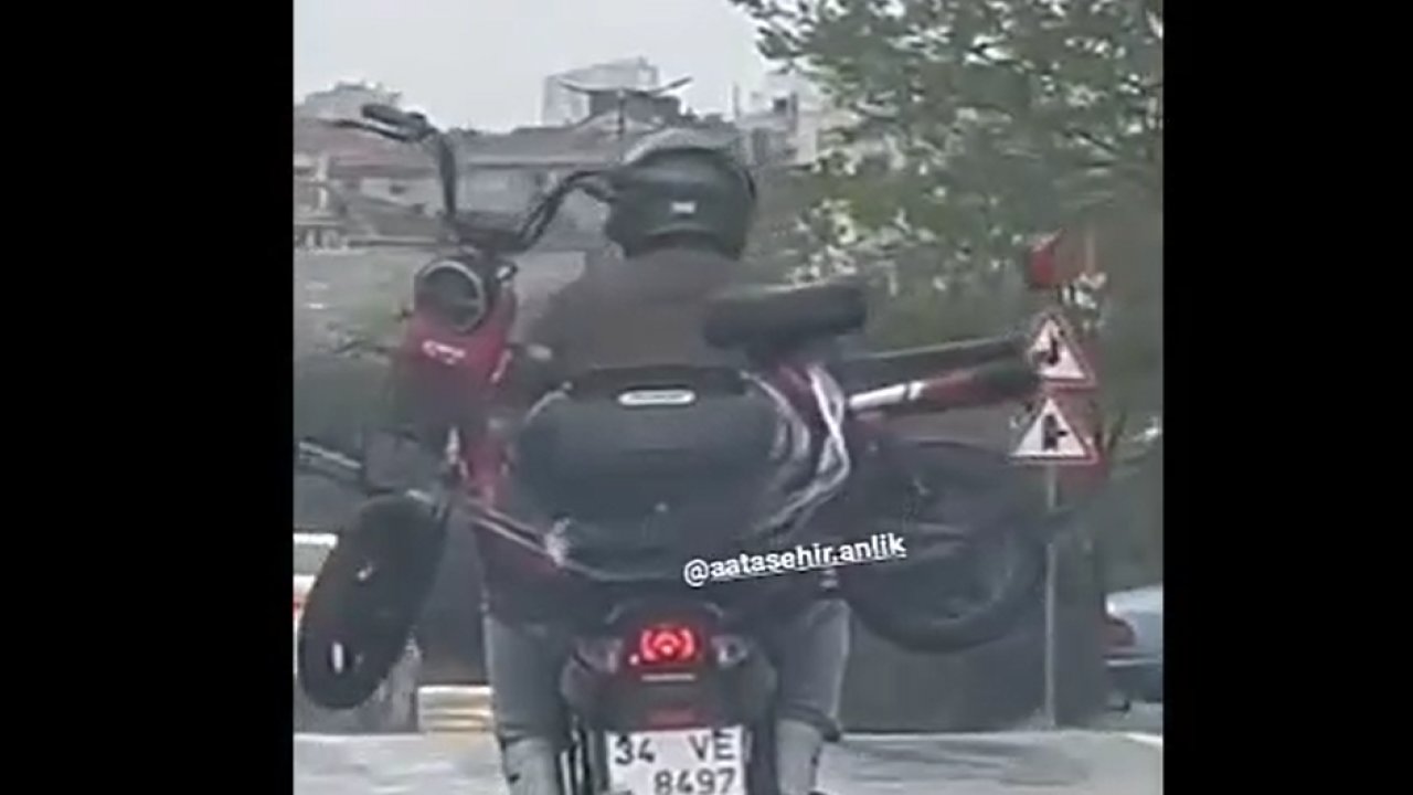 Sürücünün, motosikletle elektrikli bisiklet taşıdığı anlar böyle görüntülendi!