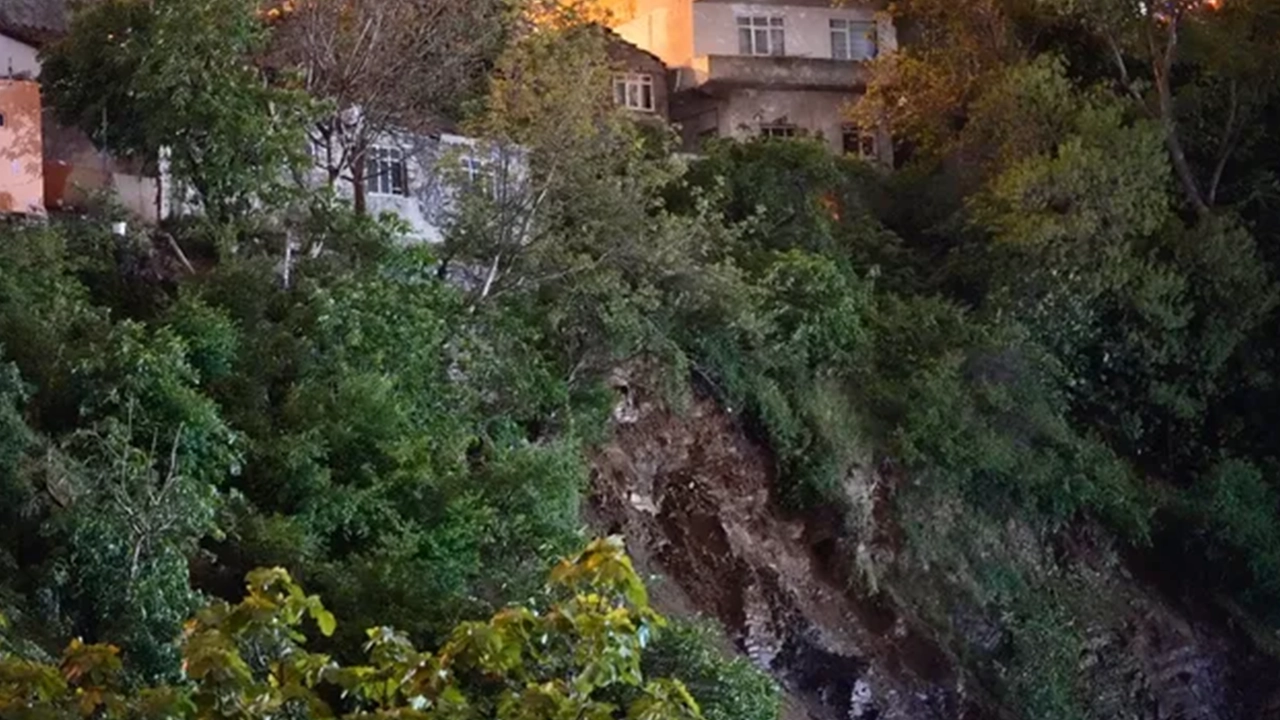 İstanbul'da toprak kayması: 30 ev boşaltıldı, çok sayıda kişi tahliye edildi