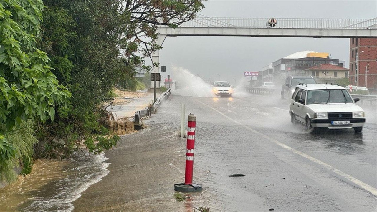 İstanbul'da sağanak yağış: Sürücüler zor anlar yaşadı