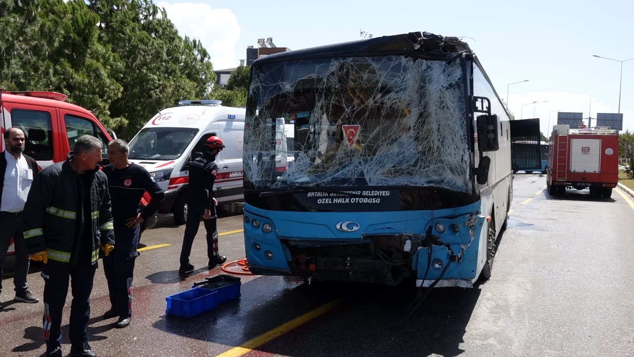 Antalya'da zincirleme kaza: 3'ü halk otobüsü 7 araç birbirine girdi