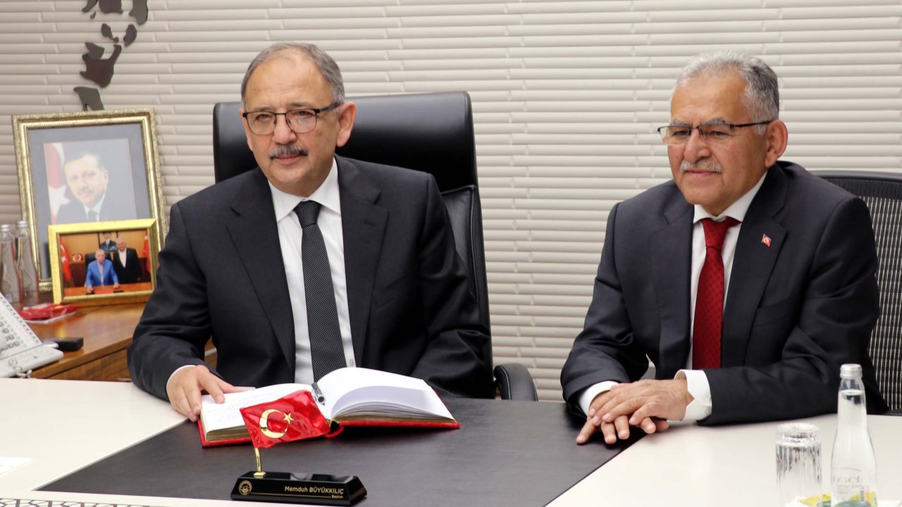 Bakan Özhaseki, belediye başkanlarına seslendi: 'Kentsel dönüşüm için kapımız sonuna kadar açık'