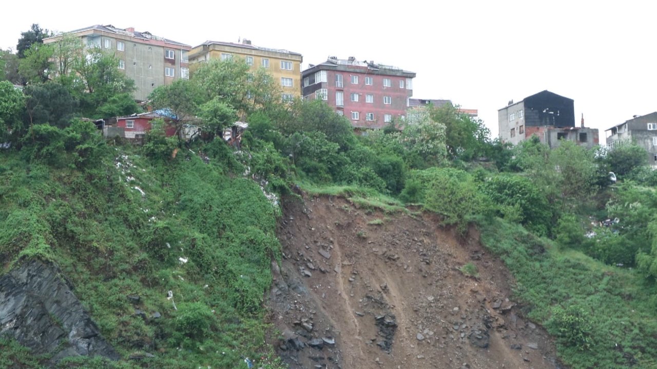 Gaziosmanpaşa'daki toprak kayması: Mahalle sakinleri korku dolu anları anlattı