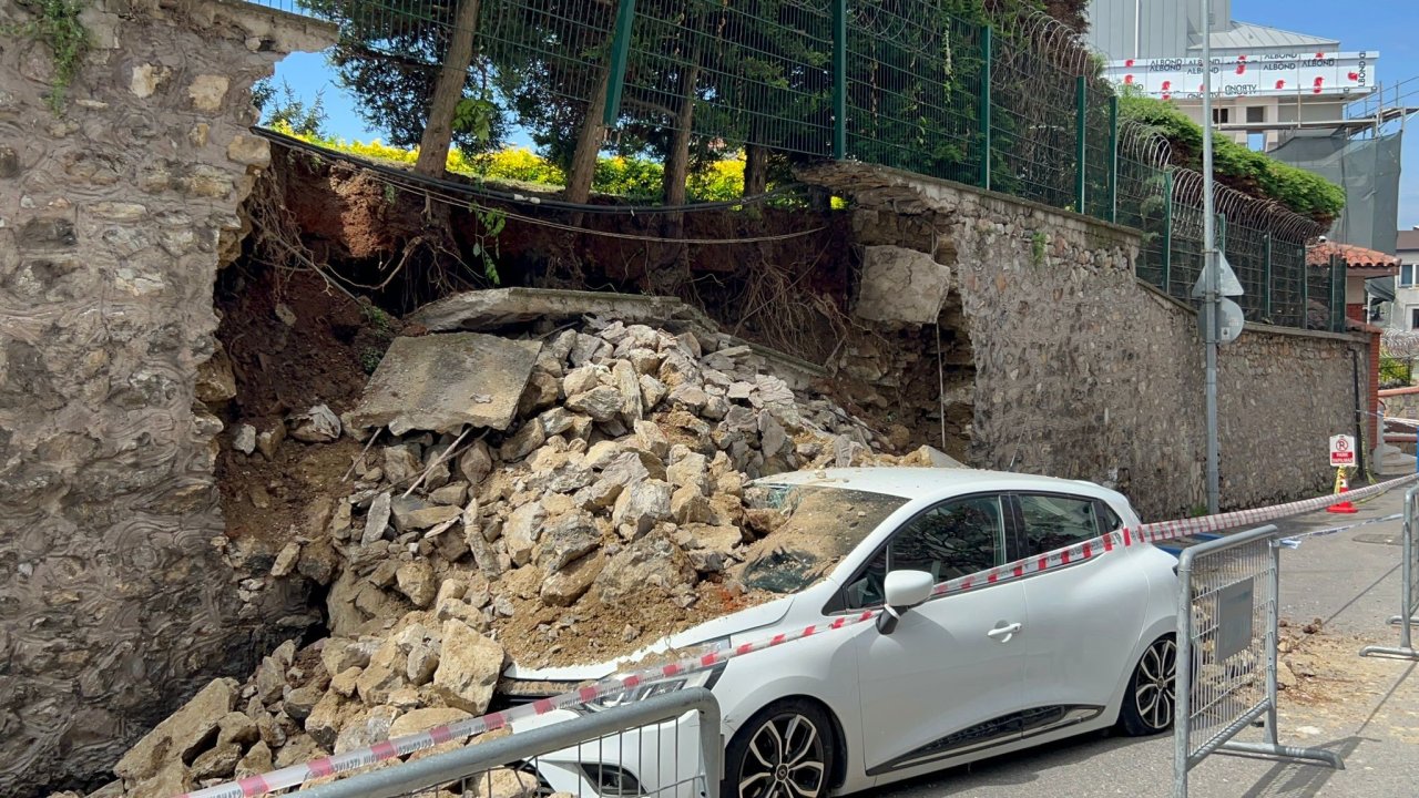 İstanbul Üsküdar’da sitenin duvarı iki otomobilin üzerine çöktü