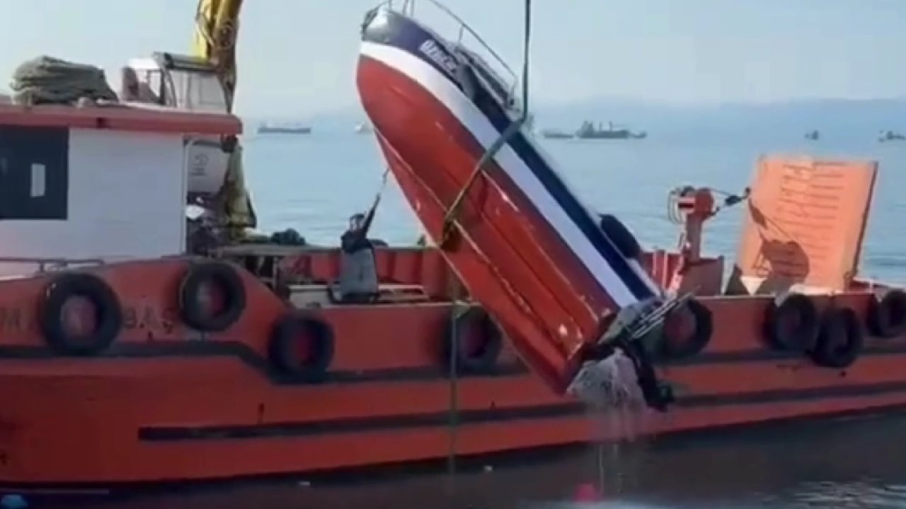 İstanbul'daki fırtınada alabora olan tekneler kurtarıldı