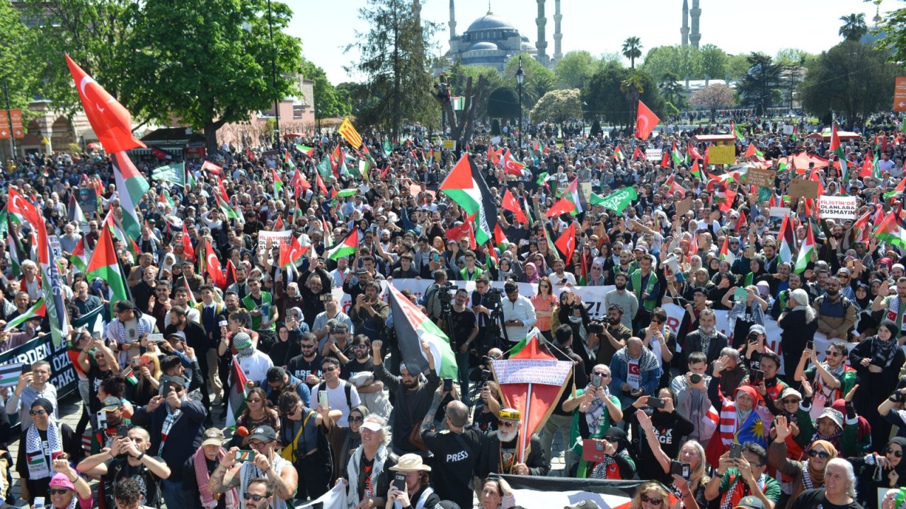 Binlerce kişi Beyazıt'ta bir araya gelerek İsrail'i protesto etti