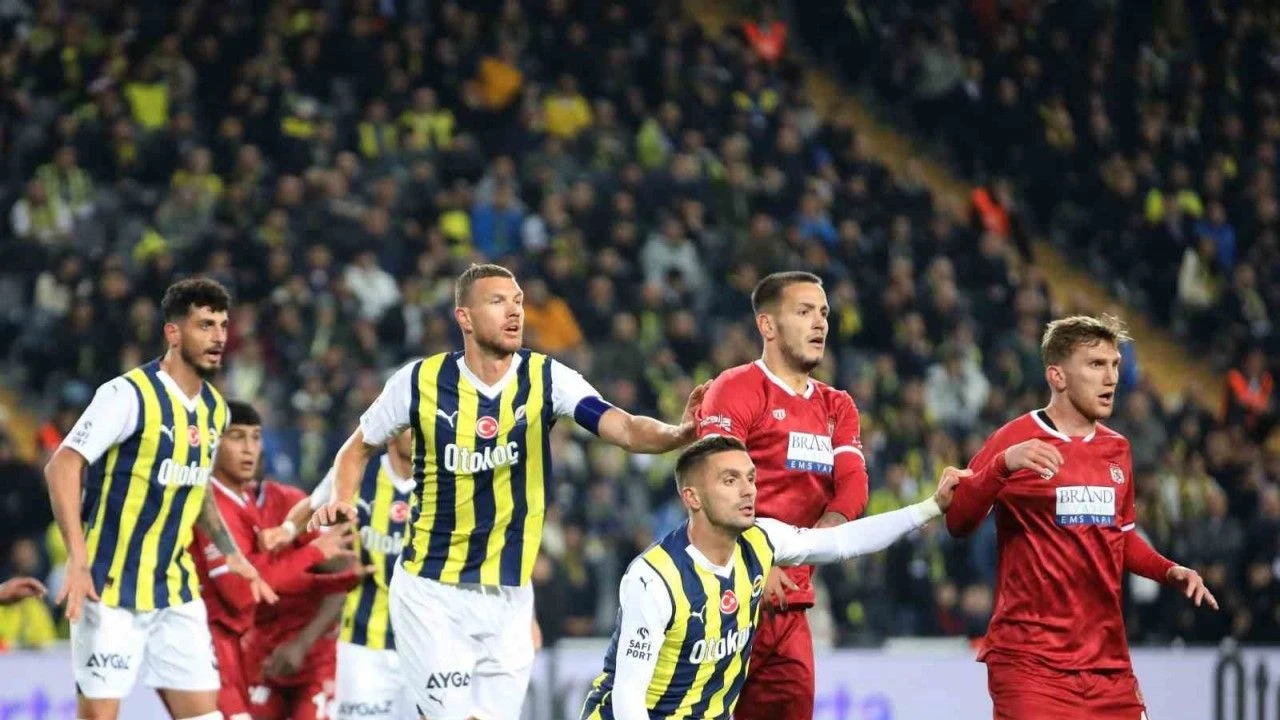 Fenerbahçe'nin Sivasspor maçı muhtemel 11'i belli oldu! İşte sahaya çıkacak kadro