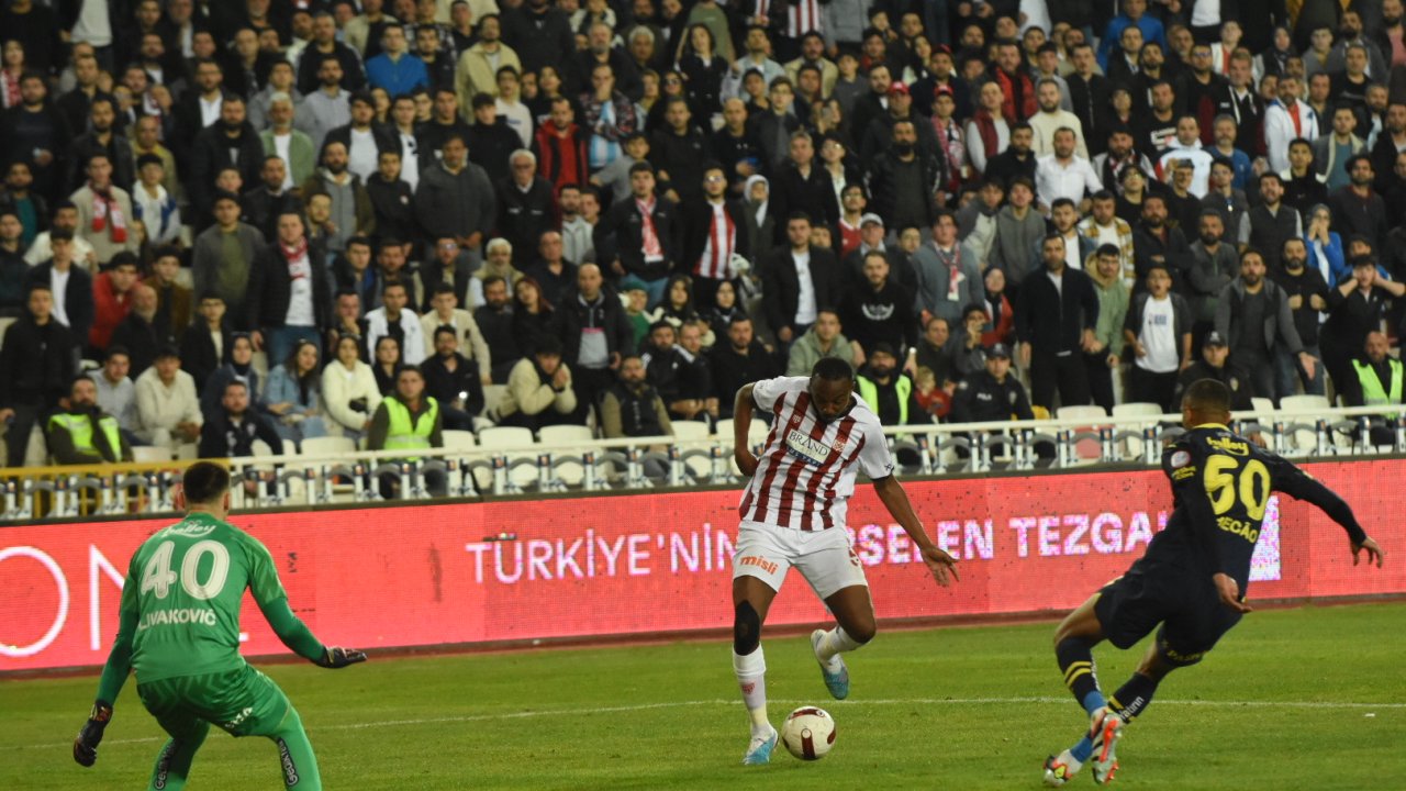 Sivasspor - Fenerbahçe maçı beraberlikle sonuçlandı