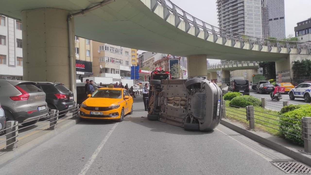 İstanbul'da kaza: Cadde trafiğe kapandı
