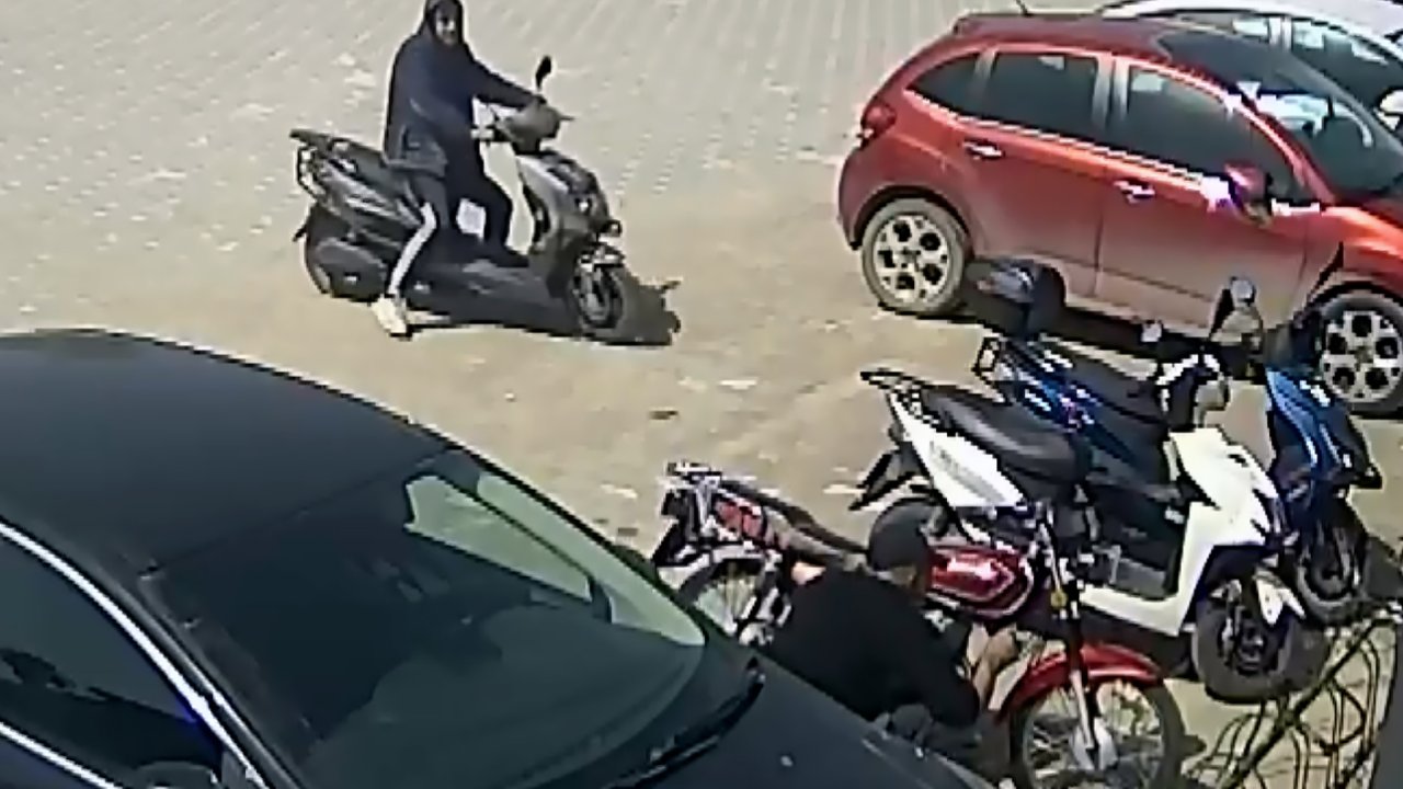 Adana'da motosiklet hırsızlığı: Devreye giren alarma aldırış etmediler