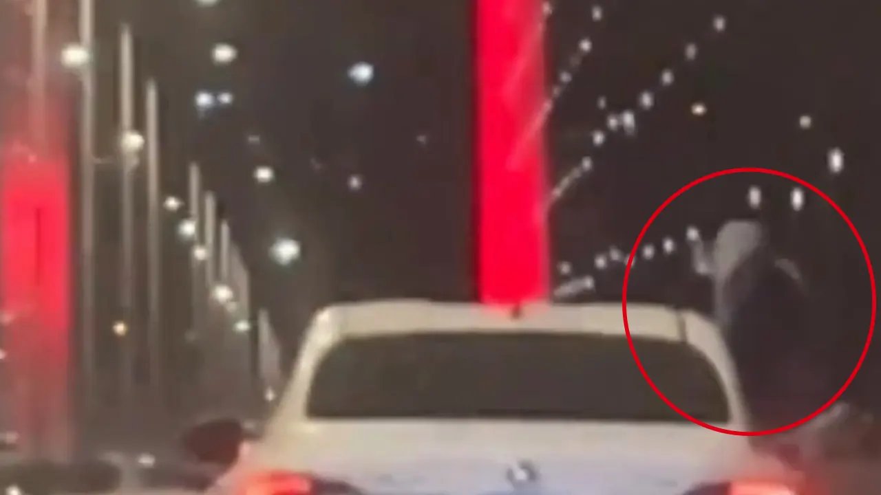 Sosyal medyada paylaşım yapabilmek için aracın camına çıkıp canını tehlikeye attı!