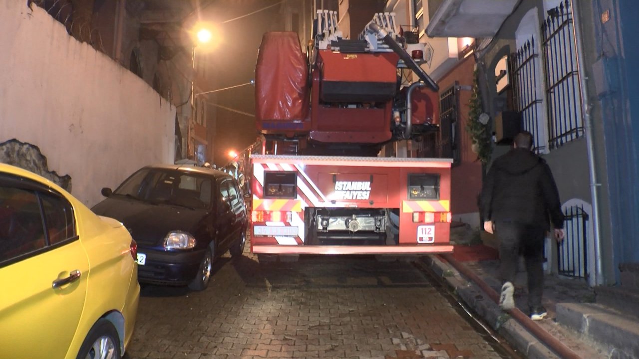 İstanbul'da 4 katlı binada yangın: Dumandan etkilenenler var