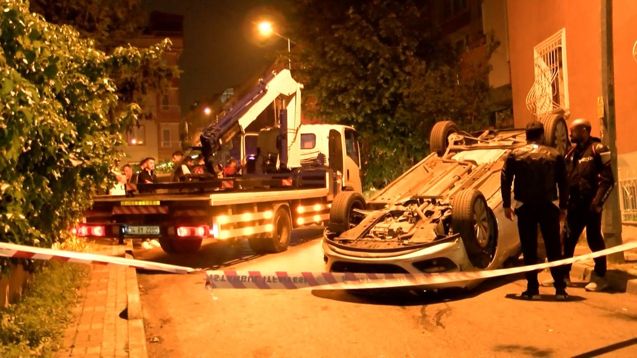 Üsküdar'da kaza: Park halindeki araca çarpan otomobil takla attı