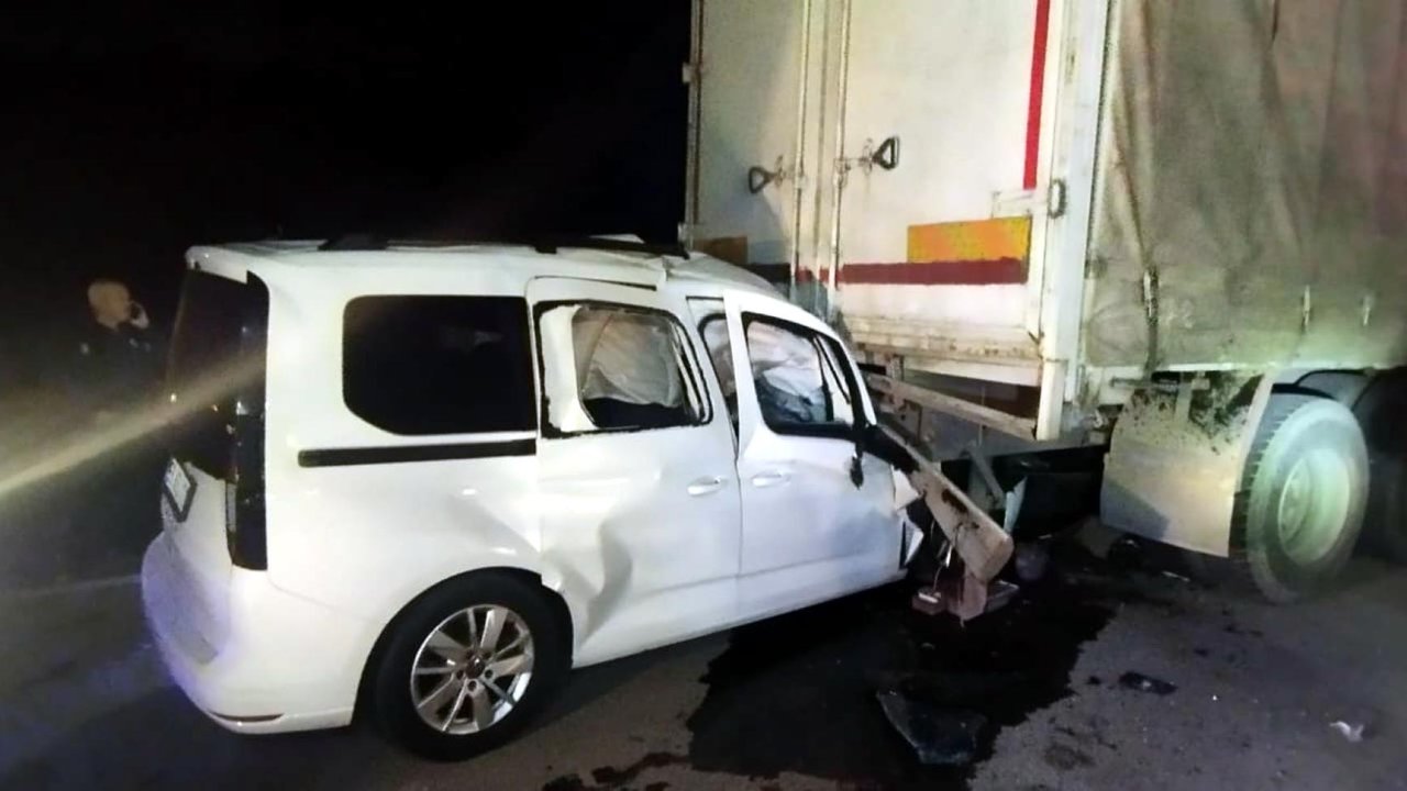 Kamyona çarpan hafif ticari aracın sürücüsü öldü