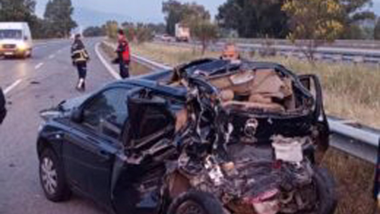 3 aracın karıştığı kazada ağır yaralanan kadın yaşam mücadelesini kaybetti