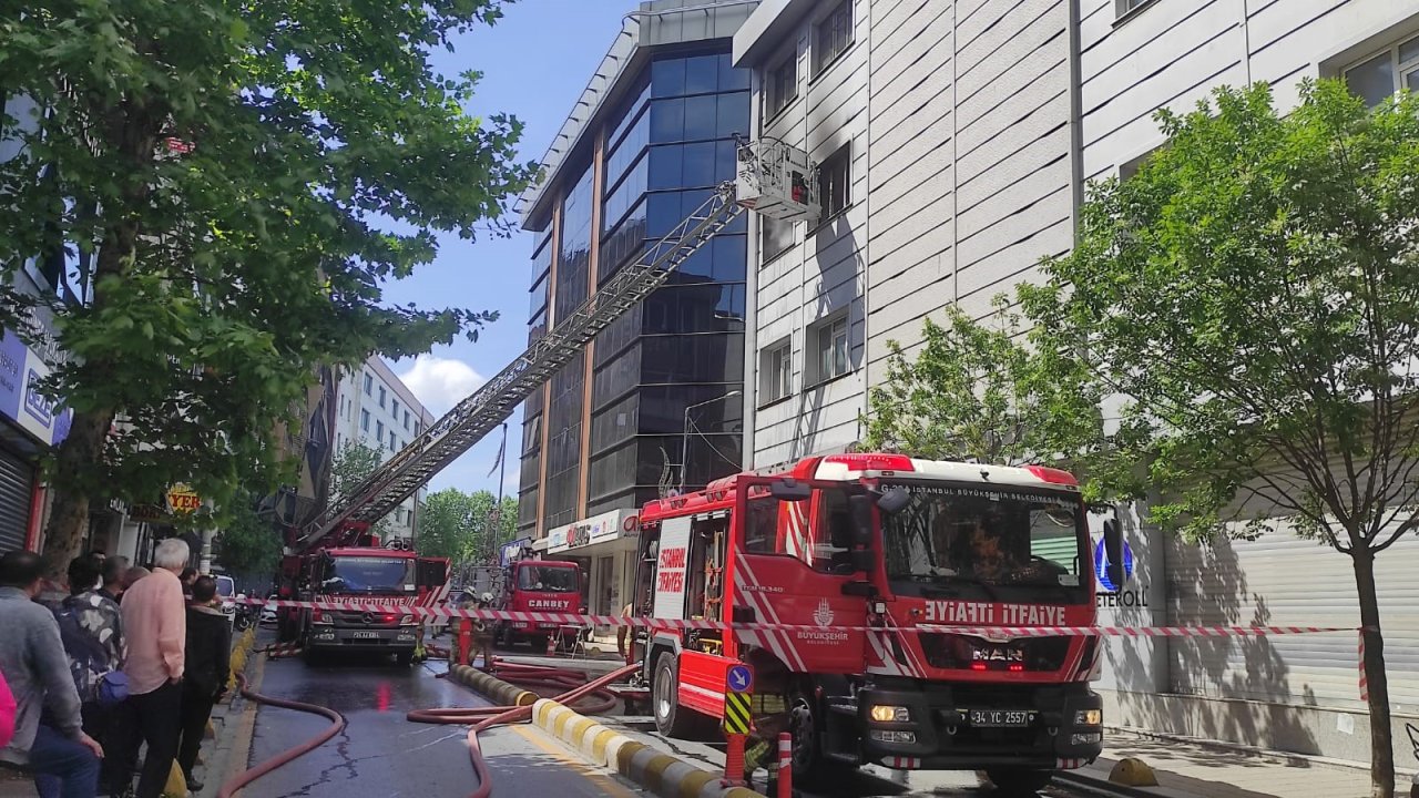 İstanbul'da iş yeri yangını: Vatandaşlar kendilerini dışarıya attı
