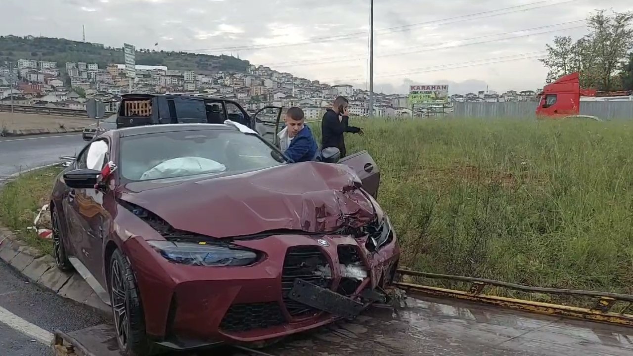Sancaktepe'de otomobil kavşaktaki minibüse çarptı : 6 yaralı