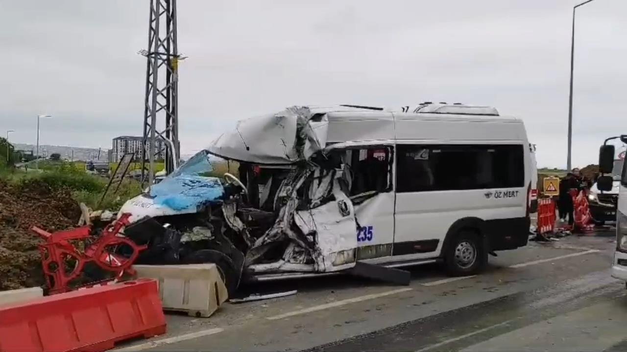 İstanbul'da feci kaza! İşçileri taşıyan servis minibüsü kaza yaptı: Yaralılar var