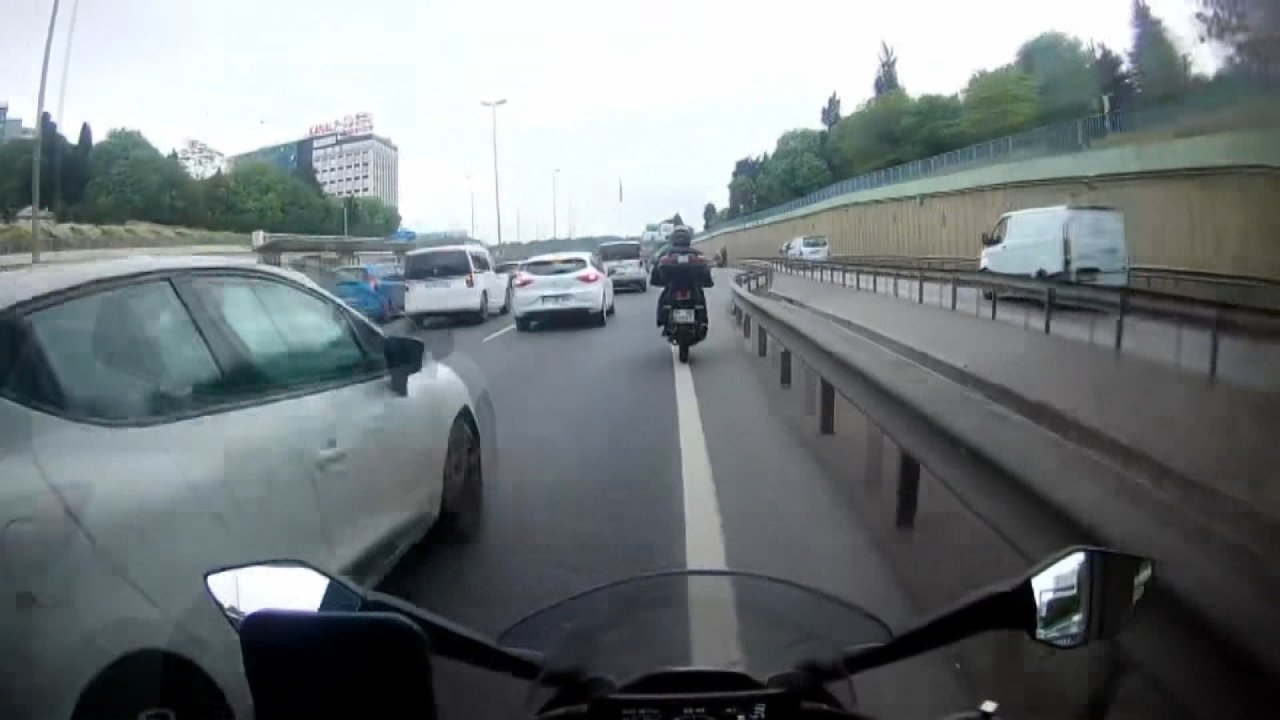 Zeytinburnu'nda iki motosikletli kazaya karıştı
